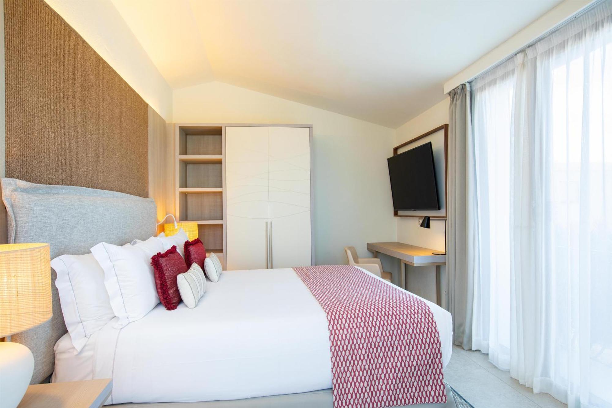 Deluxe King Room with Sea View,1742634458:JPEG